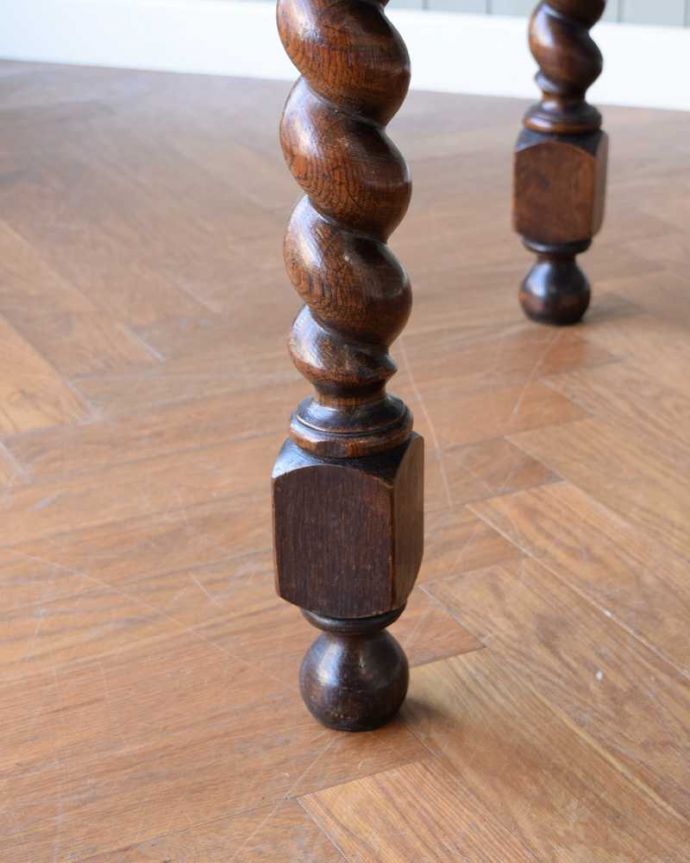 アンティークのテーブル　アンティーク家具　英国輸入のアンティーク家具、ツイストラインが美しいドローリーフテーブル（ダイニングテーブル）。持ち上げなくても移動できます！Handleのアンティークは、脚の裏にフェルトキーパーをお付けしていますので、持ち上げなくても床を滑らせて移動させることが出来ます。(z-081-f)
