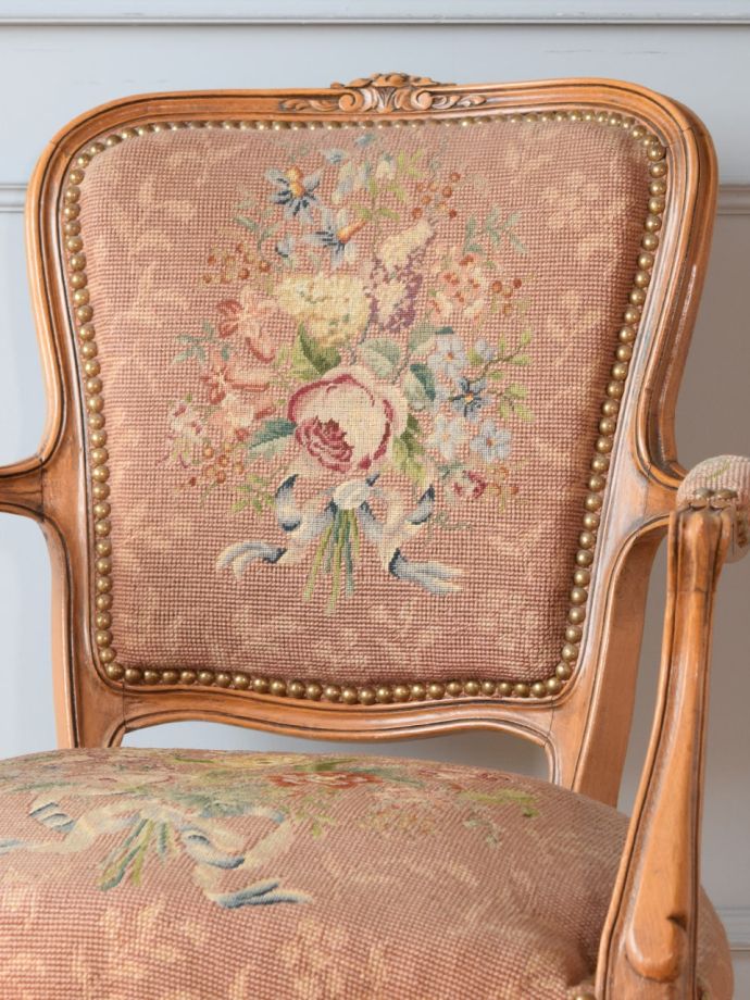 フランスの椅子らしい優雅な装飾