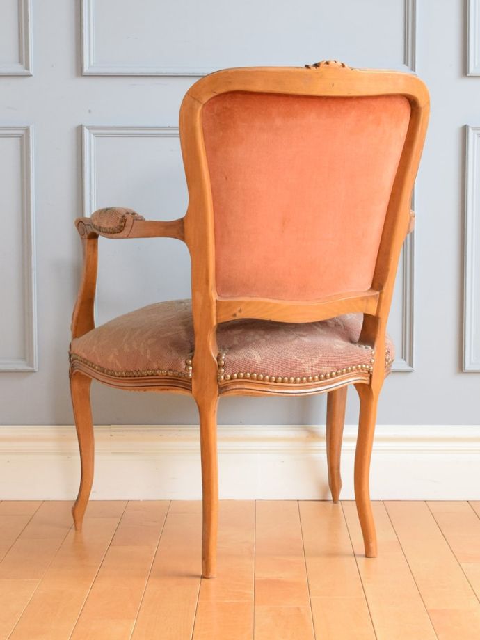 アンティークのパーソナルチェアの後ろ姿