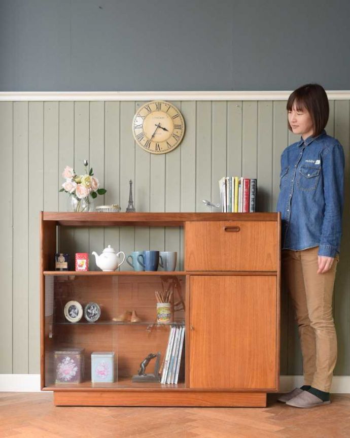 G-PLAN(Gプラン) アンティーク家具 イギリスのヴィンテージ家具、カウンターにもなるGプランのキャビネット。シンプルな中に感じられるあたたかさスッキリとカッコイイ雰囲気が人気の北欧スタイルのキャビネット。(z-082-f)