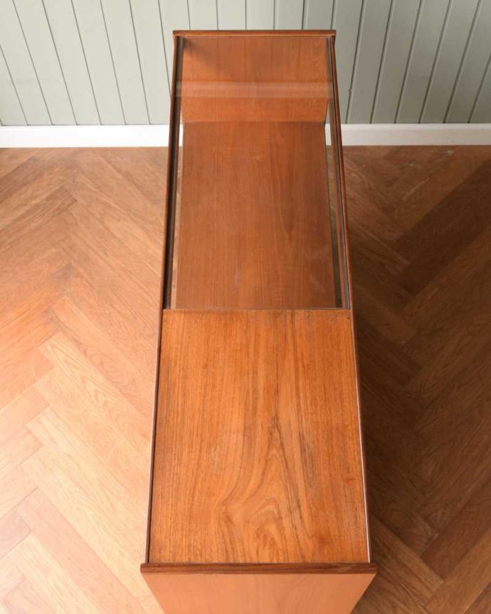 G-PLAN(Gプラン) アンティーク家具 イギリスのヴィンテージ家具、カウンターにもなるGプランのキャビネット。天板の塗装もキレイに仕上げましたヴィンテージの家具は修復方法が様々。(z-082-f)