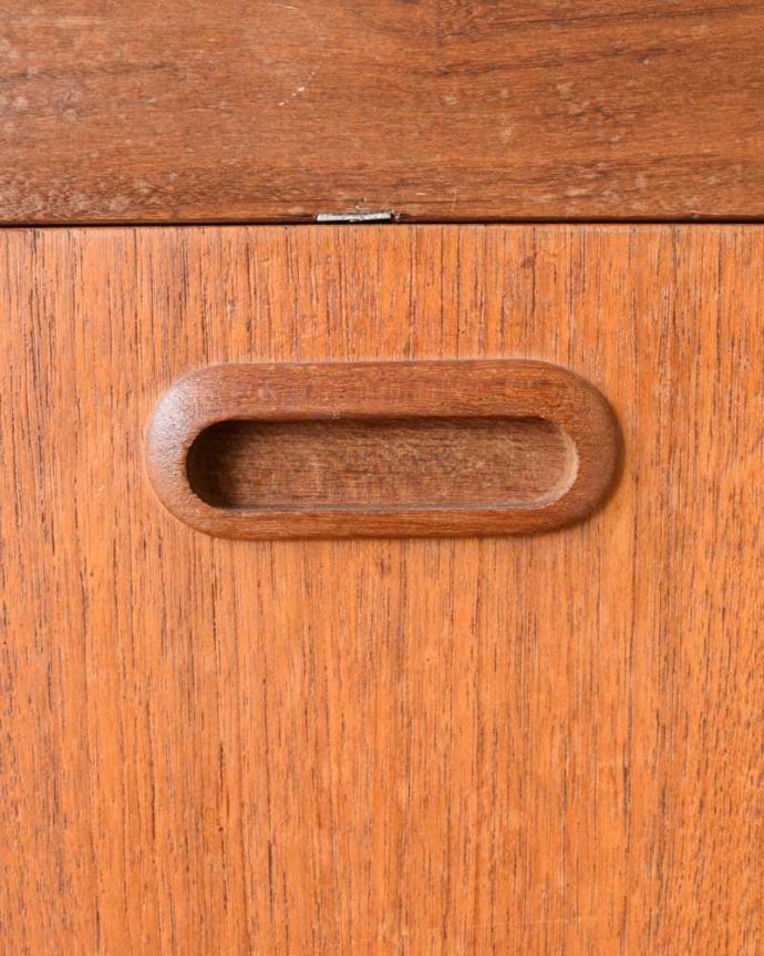 G-PLAN(Gプラン) アンティーク家具 イギリスのヴィンテージ家具、カウンターにもなるGプランのキャビネット。デザインの一部になっていますオシャレな取っ手のデザインは、家具のデザインの一部。(z-082-f)