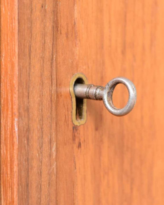 G-PLAN(Gプラン) アンティーク家具 イギリスのヴィンテージ家具、カウンターにもなるGプランのキャビネット。小さなパーツにもこだわり現代とは違って良質な素材が使われているのが分かります。(z-082-f)