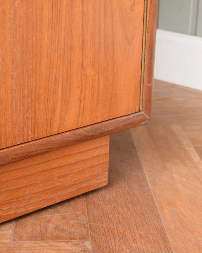 G-PLAN(Gプラン) アンティーク家具 イギリスのヴィンテージ家具、カウンターにもなるGプランのキャビネット。スッキリとした脚の裏には…Handleの家具の脚裏にはフェルトキーパーをお付けしています。(z-082-f)