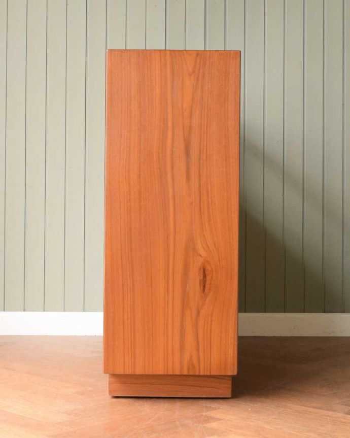 G-PLAN(Gプラン) アンティーク家具 イギリスのヴィンテージ家具、カウンターにもなるGプランのキャビネット。横から見てもスッキリどこから見てもスッキリとしてステキなヴィンテージ家具。(z-082-f)