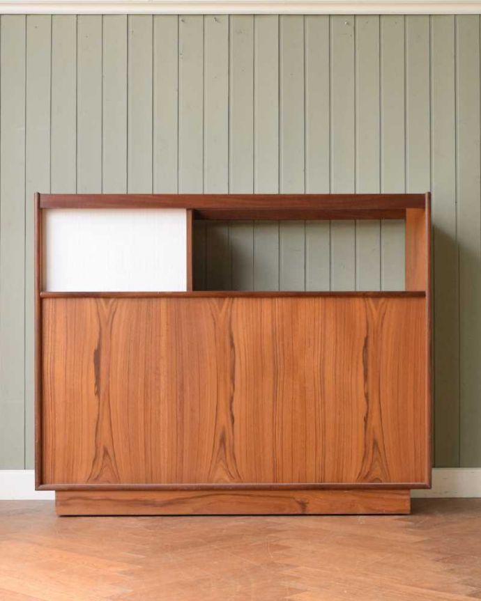 G-PLAN(Gプラン) アンティーク家具 イギリスのヴィンテージ家具、カウンターにもなるGプランのキャビネット。後ろ姿もキレイですビンテージは新品ではないので、もちろん経年変化によるキズはあります。(z-082-f)