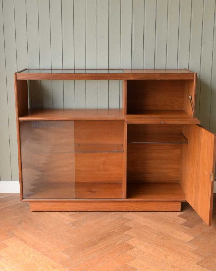 G-PLAN(Gプラン) アンティーク家具 イギリスのヴィンテージ家具、カウンターにもなるGプランのキャビネット。慣れ親しんだ引き戸タイプのたっぷり収納扉は日本人の私たち向けに引き戸。(z-082-f)