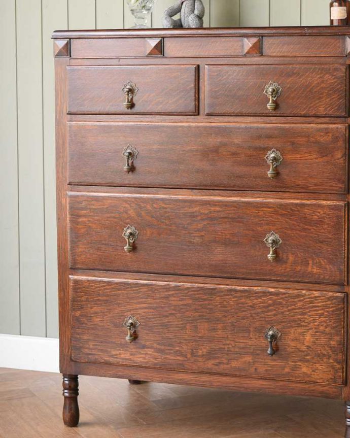 アンティークのチェスト　アンティーク家具　たっぷり収納で便利に使えます、英国の４段アンティークチェスト。見た目はもちろん、実用的に使って楽しみましょうアンティークのチェストは見た目の美しさはもちろん、実用的にたっぷり収納が出来る実力派。(z-083-f)