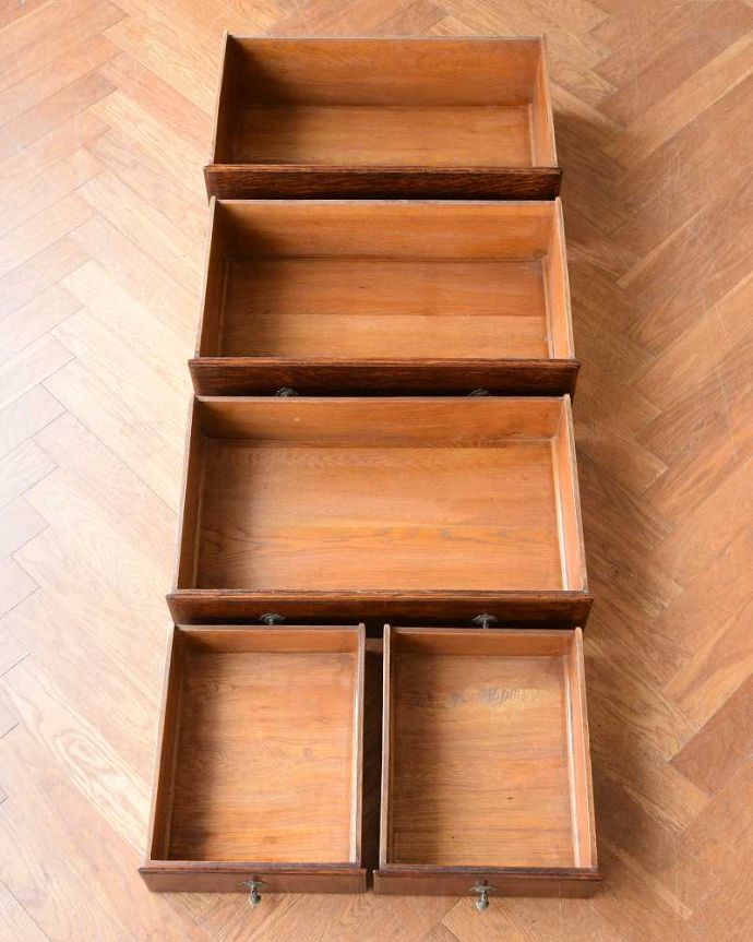 アンティークのチェスト　アンティーク家具　たっぷり収納で便利に使えます、英国の４段アンティークチェスト。何を入れても大丈夫。(z-083-f)