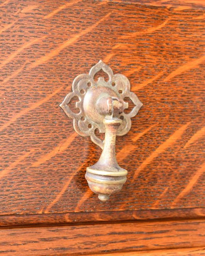 アンティークのチェスト　アンティーク家具　たっぷり収納で便利に使えます、英国の４段アンティークチェスト。開ける度にワクワク高級感漂うアンティークらしいデザインの取っ手。(z-083-f)