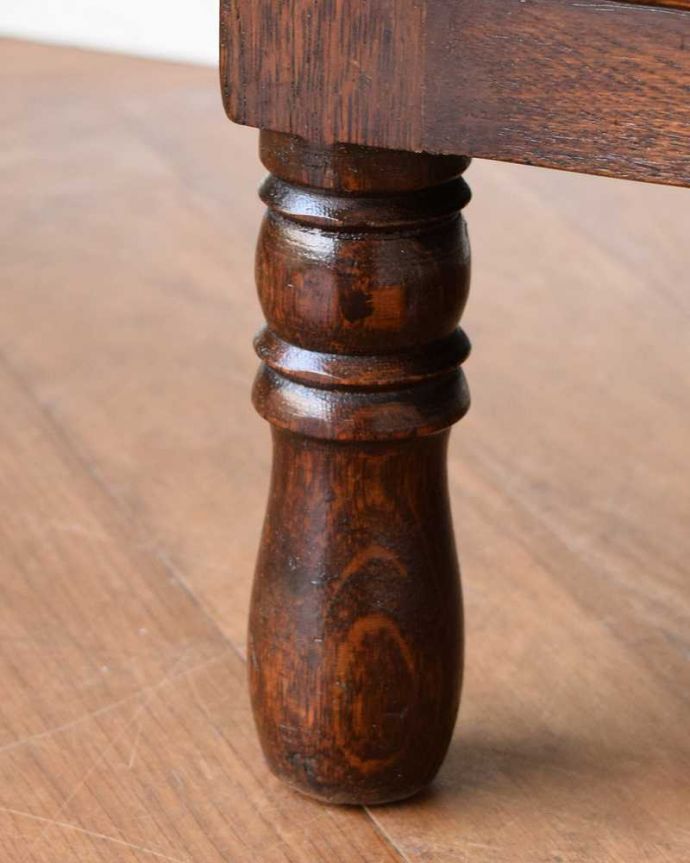 アンティークのチェスト　アンティーク家具　たっぷり収納で便利に使えます、英国の４段アンティークチェスト。女性1人でラクラク運べちゃう仕掛けHandleのアンティークは、脚の裏にフェルトキーパーをお付けしています。(z-083-f)