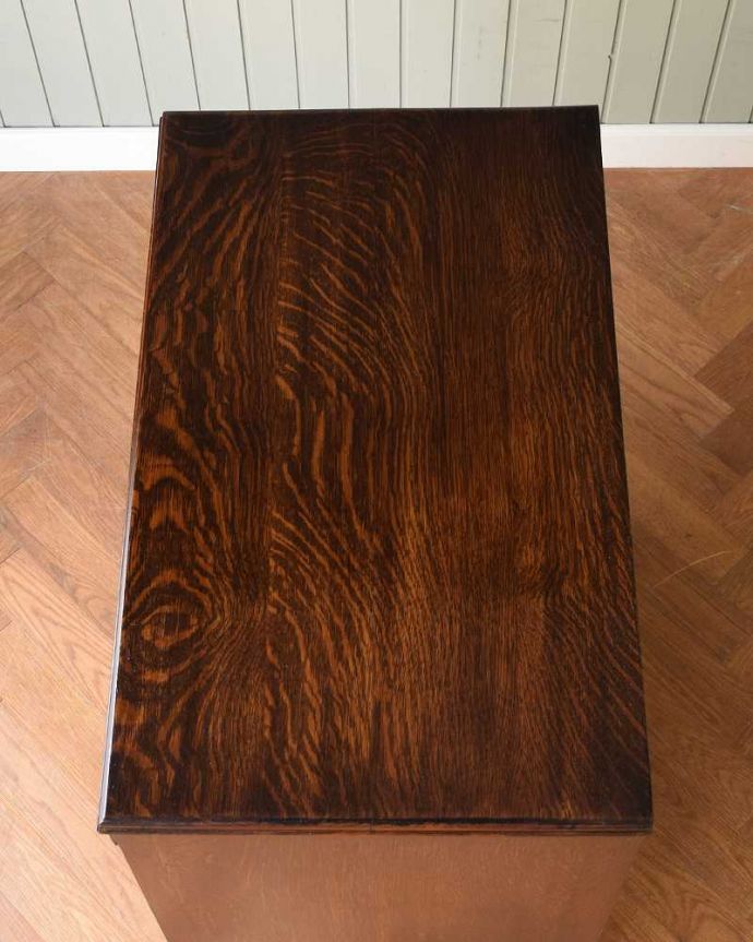 アンティークのチェスト　アンティーク家具　たっぷり収納で便利に使えます、英国の４段アンティークチェスト。何を置こうかな･･･？上から見ると、天板はこんな感じです。(z-083-f)