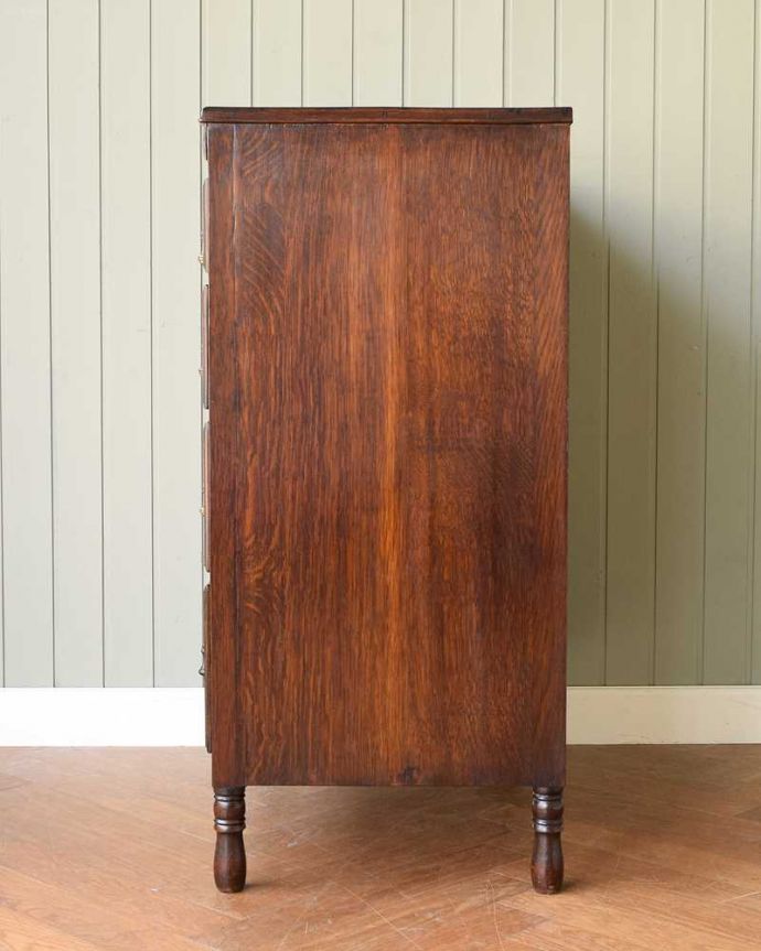 アンティークのチェスト　アンティーク家具　たっぷり収納で便利に使えます、英国の４段アンティークチェスト。横顔だってカッコいい横から見るとこんな感じです。(z-083-f)