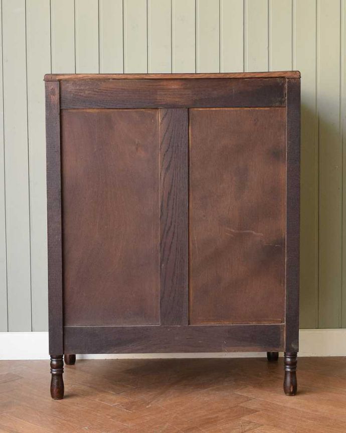 アンティークのチェスト　アンティーク家具　たっぷり収納で便利に使えます、英国の４段アンティークチェスト。後ろ姿にも自信アリ！アンティークは新品ではないので、経年変化によるキズはありますが、専門の職人がキレイに修復したので後ろ姿にも自信があります。(z-083-f)