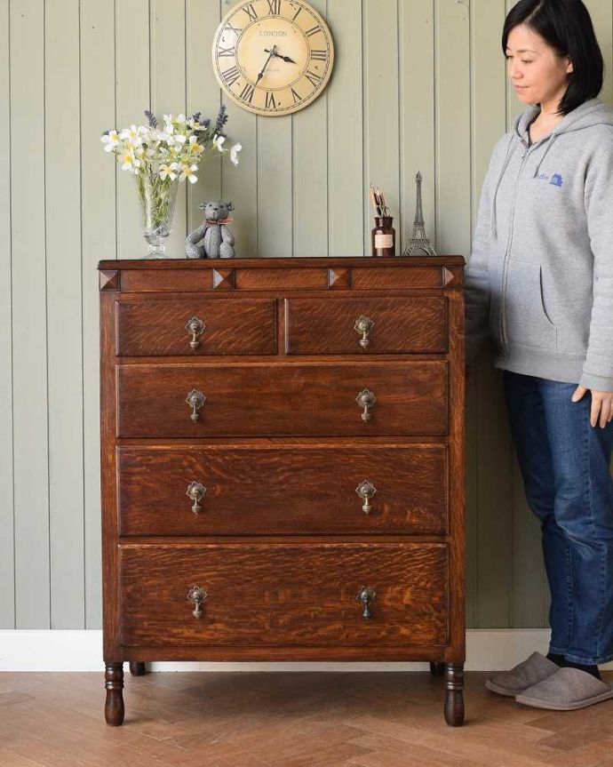 アンティークのチェスト　アンティーク家具　たっぷり収納で便利に使えます、英国の４段アンティークチェスト。英国アンティークらしい落ち着いた雰囲気が自慢落ち着いた色合いが英国アンティークらしい雰囲気のチェスト。(z-083-f)