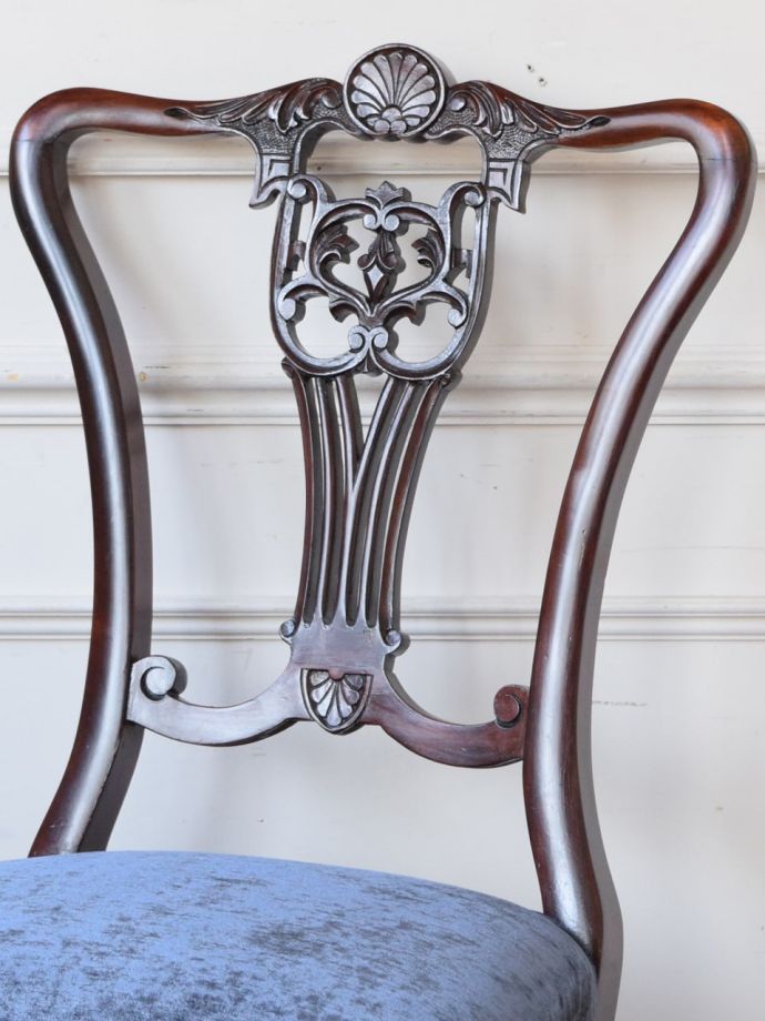 背もたれが美しいアンティークの椅子