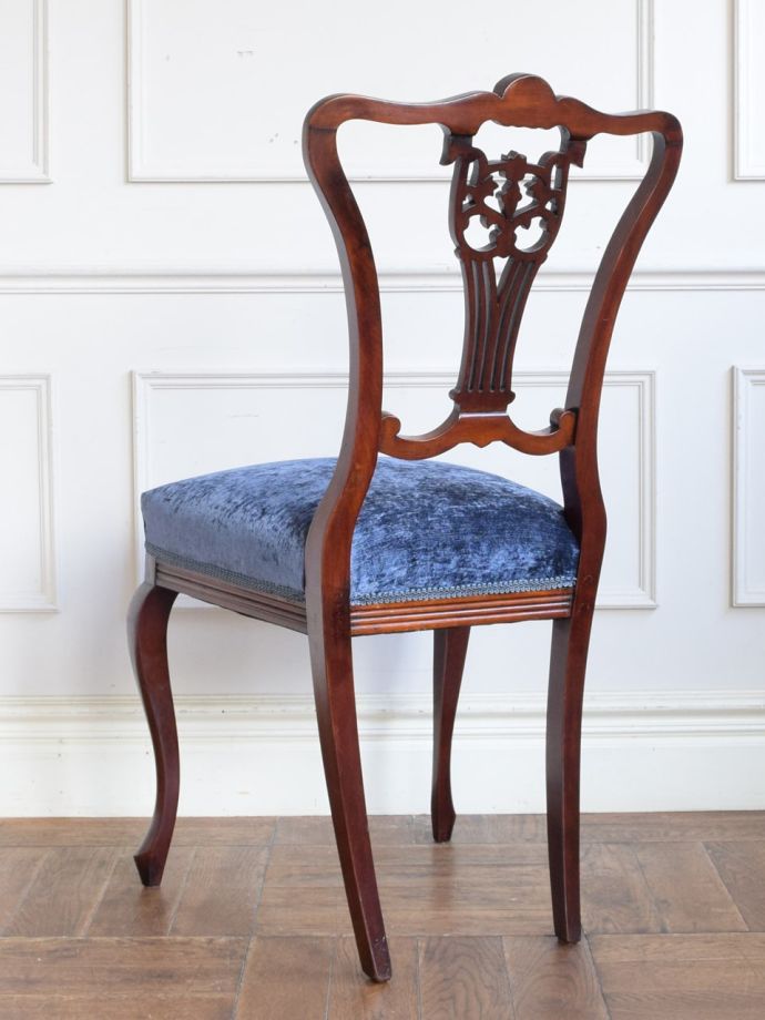 アンティークのサロンチェアの後ろ姿