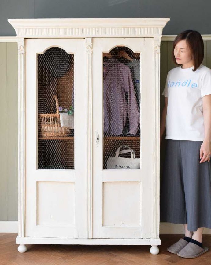 アンティーク家具 アンティークのフレンチインテリア、ホワイトペイントのグリアージュキャビネット。フレンチ気分たっぷりの憧れキャビネットグリアージュの扉にペイントのコンビがフランスらしいキャビネット。(z-084-f)