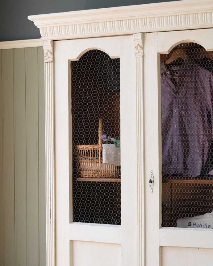 アンティーク家具 アンティークのフレンチインテリア、ホワイトペイントのグリアージュキャビネット。女子の心を掴むグリアージュフランスらしいグリアージュの扉。(z-084-f)