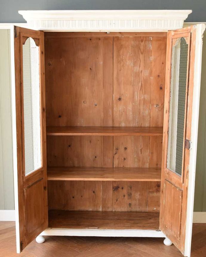 アンティーク家具 アンティークのフレンチインテリア、ホワイトペイントのグリアージュキャビネット。扉を開けると・・・中もこんな感じで専門の職人がキレイに修復しました。(z-084-f)