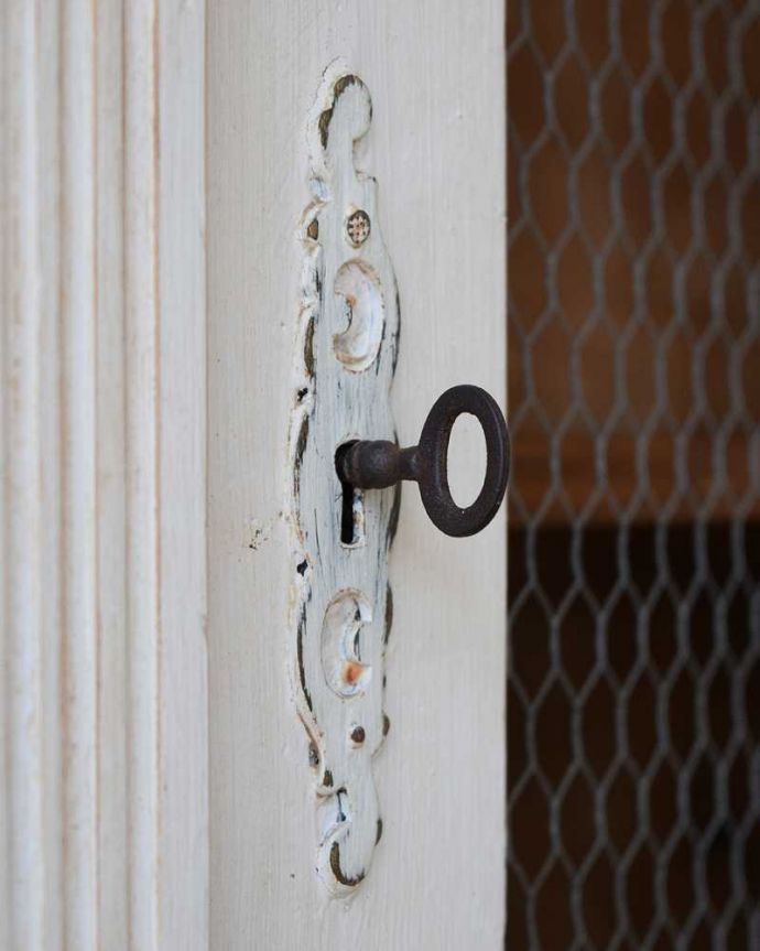 アンティーク家具 アンティークのフレンチインテリア、ホワイトペイントのグリアージュキャビネット。カギも使えるんですまるでおとぎ話のようにカギを使って開けてください。(z-084-f)