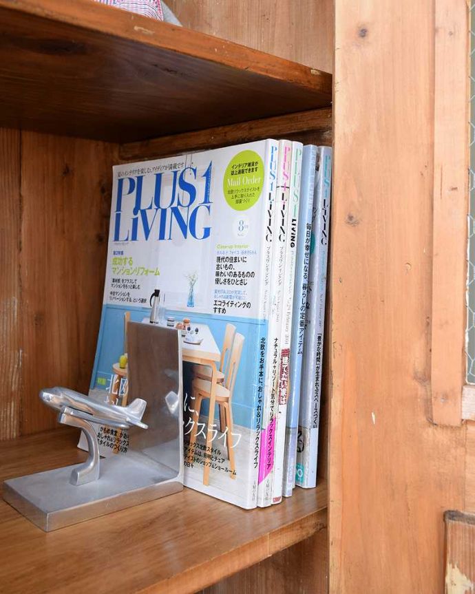 アンティーク家具 アンティークのフレンチインテリア、ホワイトペイントのグリアージュキャビネット。A4サイズの雑誌も収納!扉の中はA4サイズの雑誌も収納できるタップリ収納。(z-084-f)