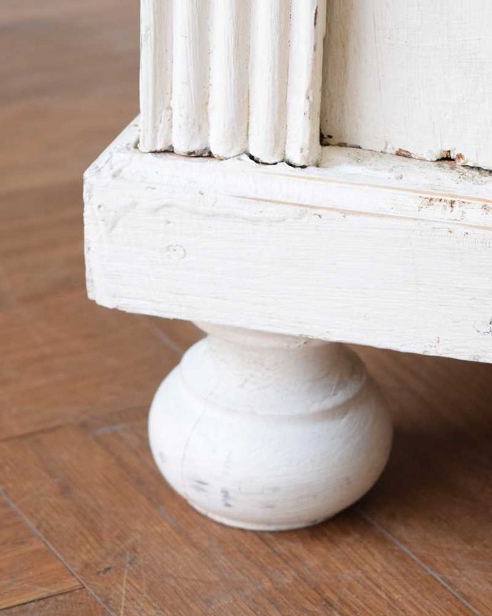 アンティーク家具 アンティークのフレンチインテリア、ホワイトペイントのグリアージュキャビネット。女性1人でも運べちゃうんですHandleのアンティークは、脚の裏にフェルトキーパーをお付けしています。(z-084-f)