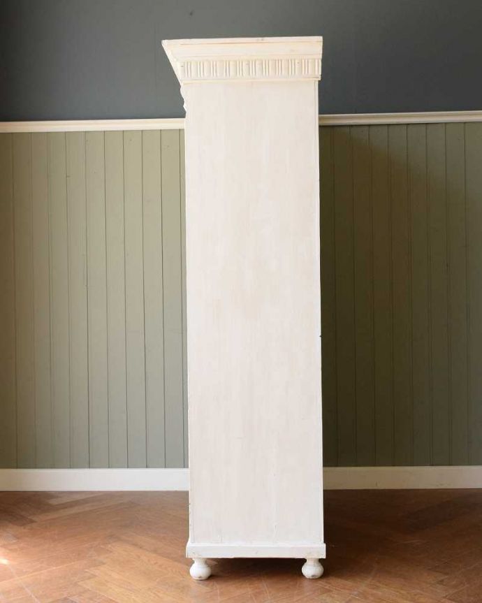 アンティーク家具 アンティークのフレンチインテリア、ホワイトペイントのグリアージュキャビネット。もちろん、横顔もキレイ横から見てみるとこんな感じです。(z-084-f)