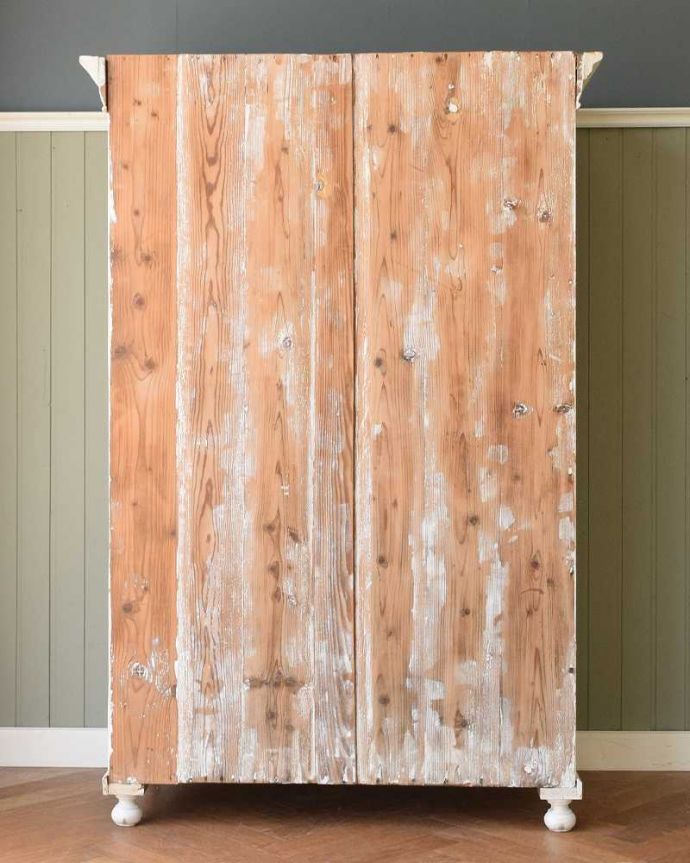 アンティーク家具 アンティークのフレンチインテリア、ホワイトペイントのグリアージュキャビネット。後ろ姿はこんな感じアンティークは新品ではないので、経年変化によるキズはありますが、専門の職人がキレイにお直しをしているので、後ろ姿もキレイです。(z-084-f)