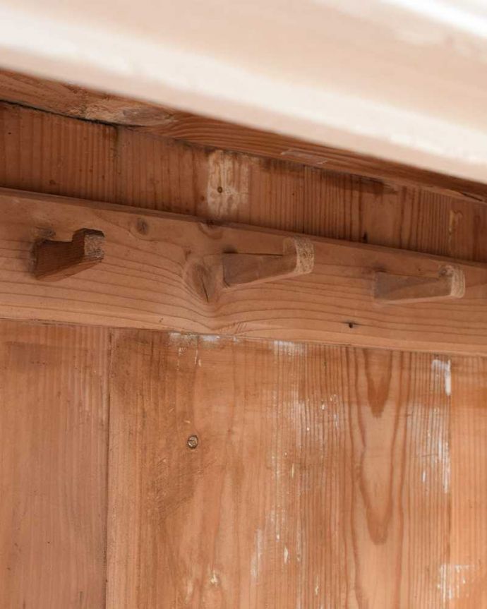 アンティーク家具 アンティークのフレンチインテリア、ホワイトペイントのグリアージュキャビネット。お洋服を掛ける場所フックが付いているので、ここにハンガーを掛けてください。(z-084-f)