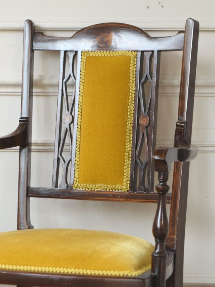 背もたれが美しいアンティークの椅子