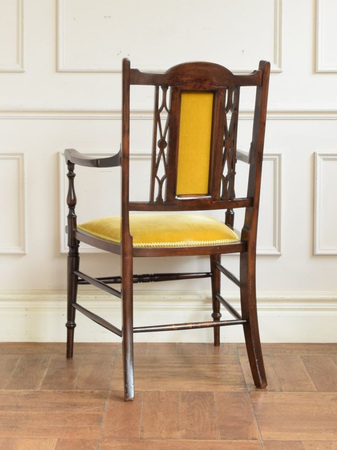 アンティークのサロンチェアの後ろ姿