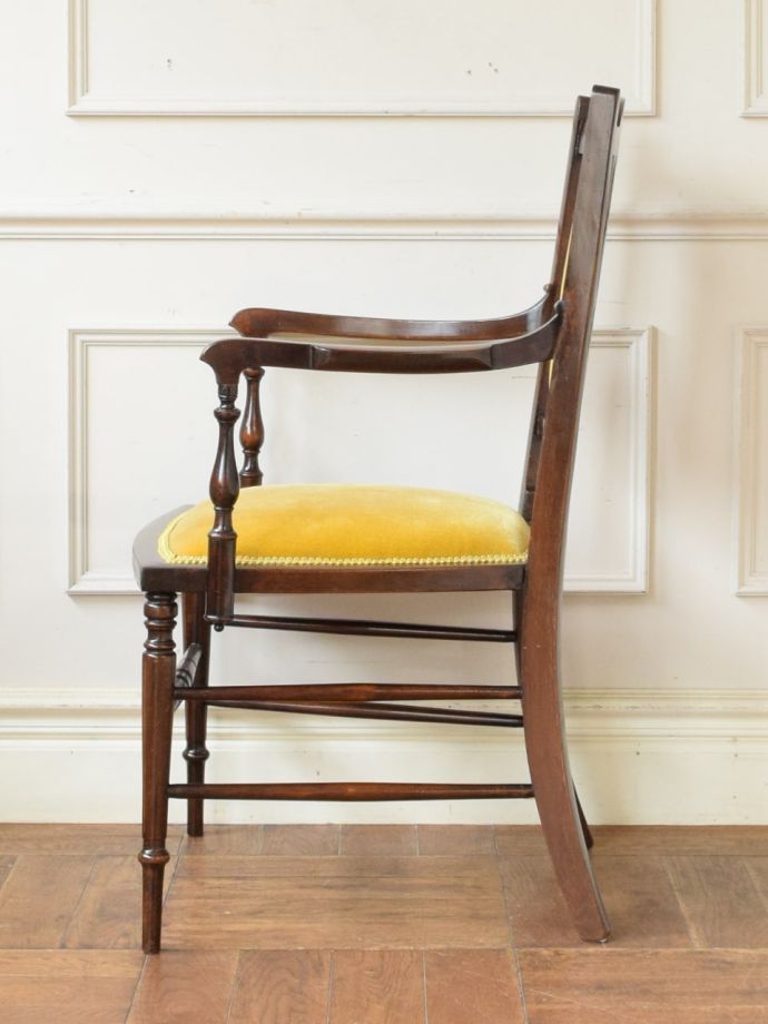 アンティークの椅子の側面