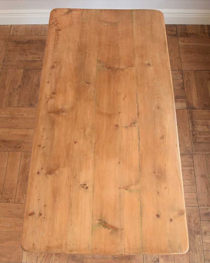 アンティークのテーブル アンティーク家具 イギリスのアンティーク家具、パイン材の可愛いダイニングテーブル(引き出し付き)。天板はキレイに修復しました。(z-085-f)