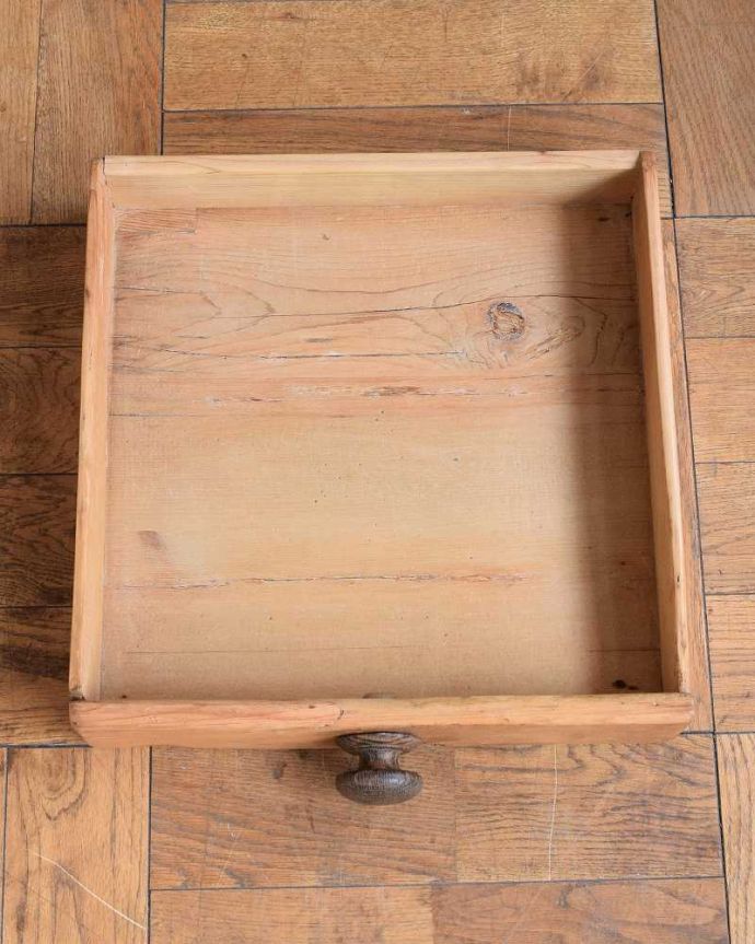 アンティークのテーブル アンティーク家具 イギリスのアンティーク家具、パイン材の可愛いダイニングテーブル(引き出し付き)。引き出しの中も、もちろんキレイです。(z-085-f)