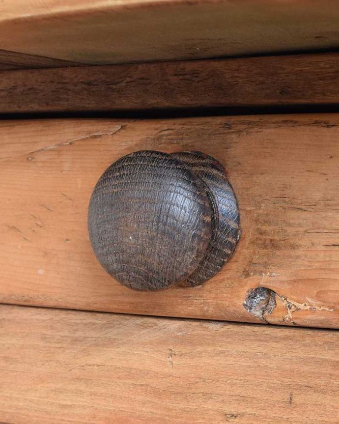 アンティークのテーブル アンティーク家具 イギリスのアンティーク家具、パイン材の可愛いダイニングテーブル(引き出し付き)。何かと便利な引き出し付きテーブルの引き出しは、いろいろ便利に使えます。(z-085-f)