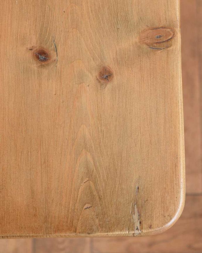 アンティークのテーブル アンティーク家具 イギリスのアンティーク家具、パイン材の可愛いダイニングテーブル(引き出し付き)。オールドパイン材だけが持つ・・・なんとも言えずあたたかい雰囲気。(z-085-f)