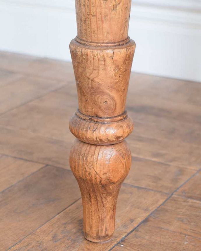 アンティークのテーブル アンティーク家具 イギリスのアンティーク家具、パイン材の可愛いダイニングテーブル(引き出し付き)。持ち上げなくても移動できます!Handleのアンティークは、脚の裏にフェルトキーパーをお付けしていますので、床を滑らせて簡単に移動が出来ます。(z-085-f)