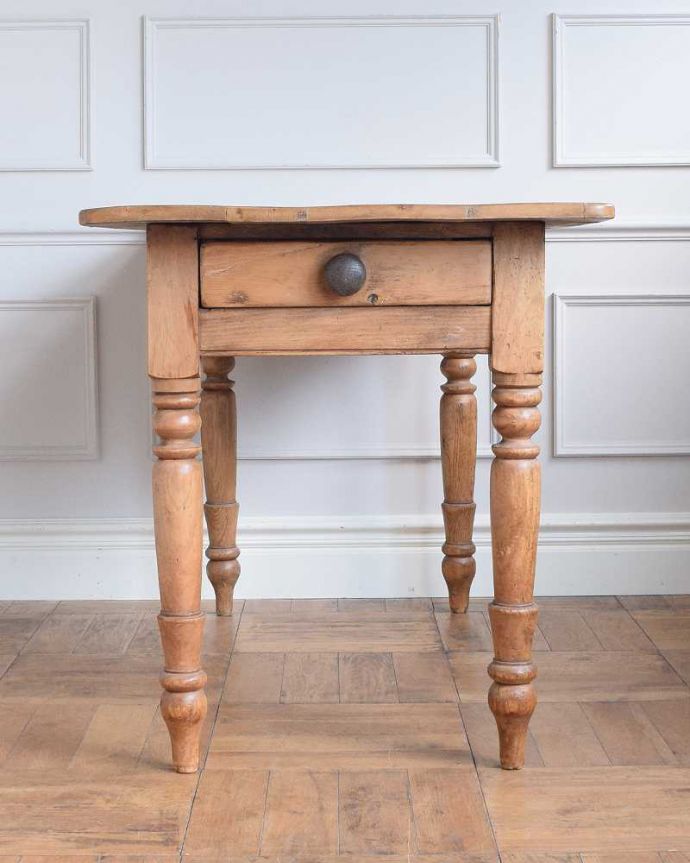 アンティークのテーブル アンティーク家具 イギリスのアンティーク家具、パイン材の可愛いダイニングテーブル(引き出し付き)。横から見てみると・・・テーブルを横から見るとこんな感じ。(z-085-f)
