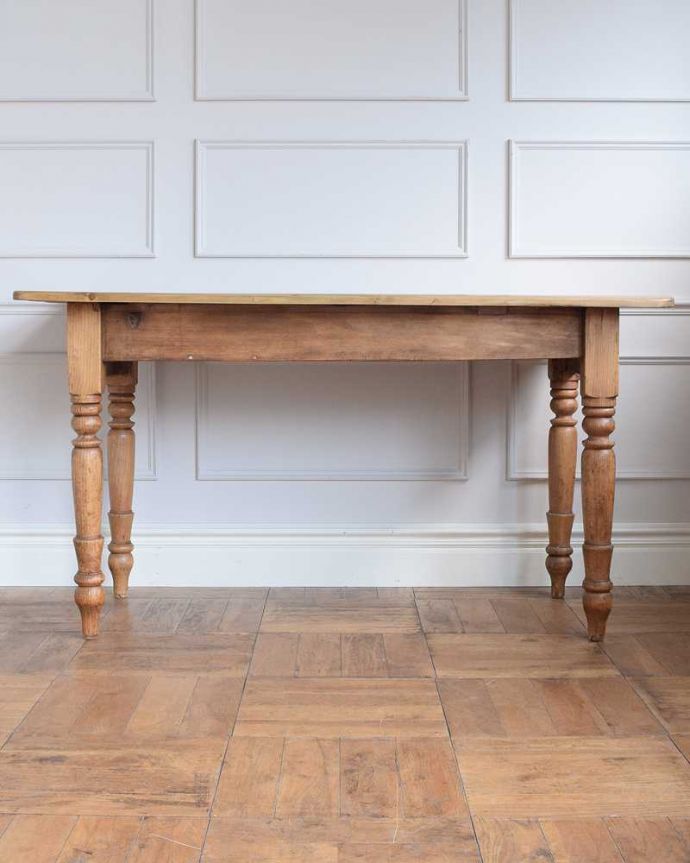 アンティークのテーブル アンティーク家具 イギリスのアンティーク家具、パイン材の可愛いダイニングテーブル(引き出し付き)。こっち側もキレイです!アンティークは新品ではないので経年変化によるキズはありますが、専門の職人がしっかり修復したので360度どの角度から見てもキレイです。(z-085-f)