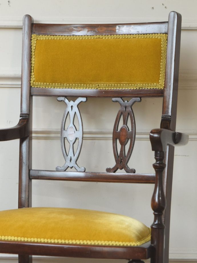 背もたれが美しいアンティークの椅子