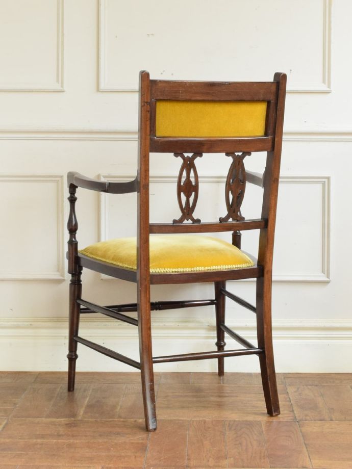 アンティークのサロンチェアの後ろ姿