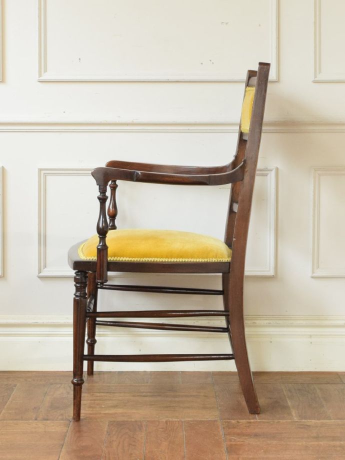 アンティークの椅子の側面