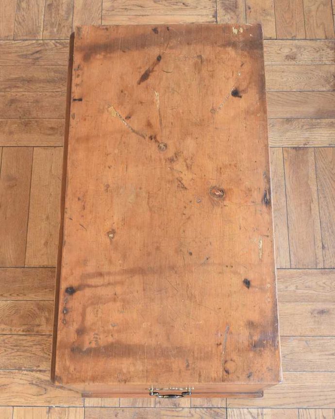 ブランケットボックス・収納ボックス アンティーク家具 イギリスで見つけたアンティークブランケットボックス(コファ) 。天板もピカピカに仕上げました一番目立つ場所だから、修復の時、天板もキレイに仕上げました。(z-087-f)