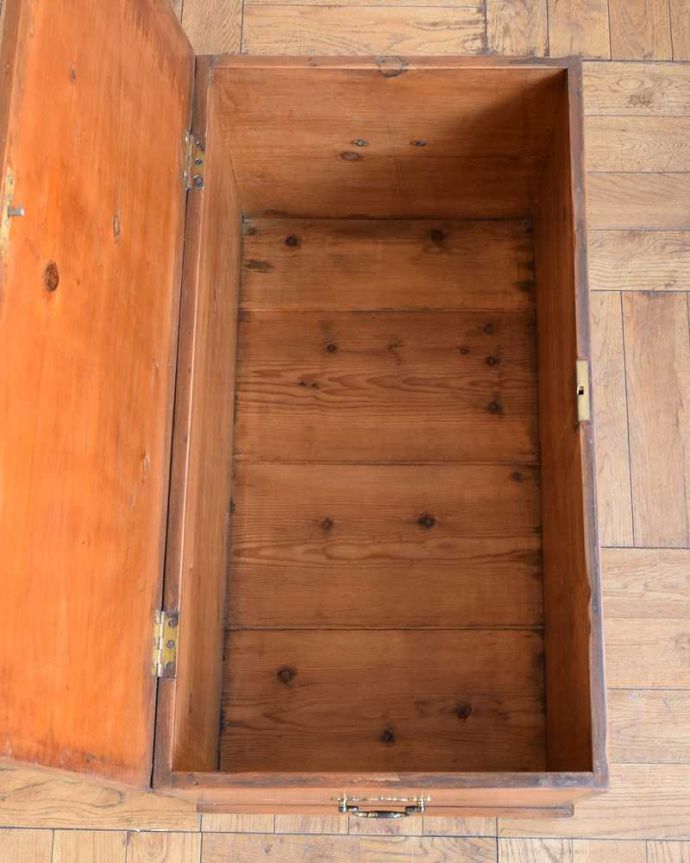 ブランケットボックス・収納ボックス アンティーク家具 イギリスで見つけたアンティークブランケットボックス(コファ) 。フタを開くと・・・本やクッション、ブランケットなど、リビングで散らかっているものをたっぷり収納できます。(z-087-f)