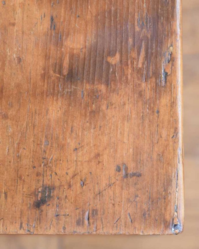 ブランケットボックス・収納ボックス アンティーク家具 イギリスで見つけたアンティークブランケットボックス(コファ) 。近くで見ると・・・テーブル代わりにも使えるコファ。(z-087-f)