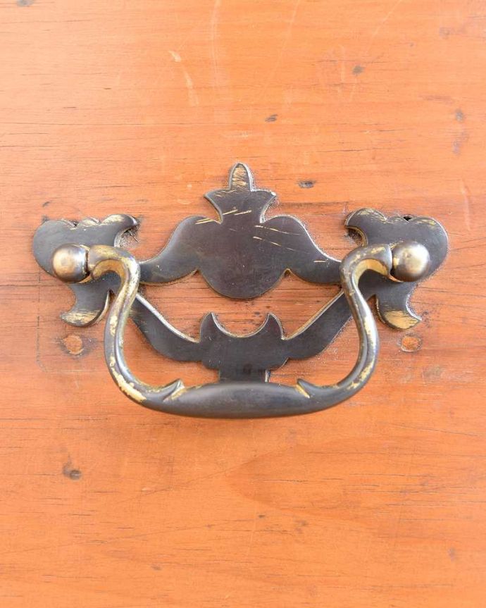 ブランケットボックス・収納ボックス アンティーク家具 イギリスで見つけたアンティークブランケットボックス(コファ) 。こんな所もアンティークらしさアンティークらしい取っ手のデザインです。(z-087-f)