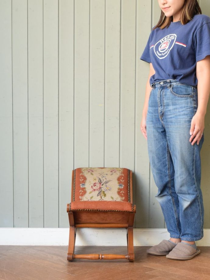 アンティークのフットスツール