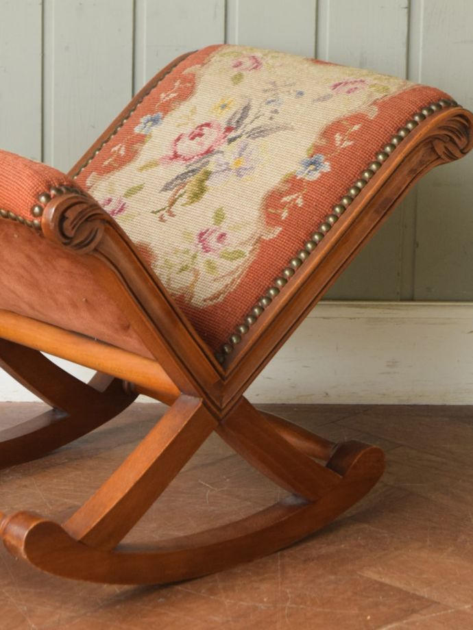 アンティークの椅子らしい美しい装飾