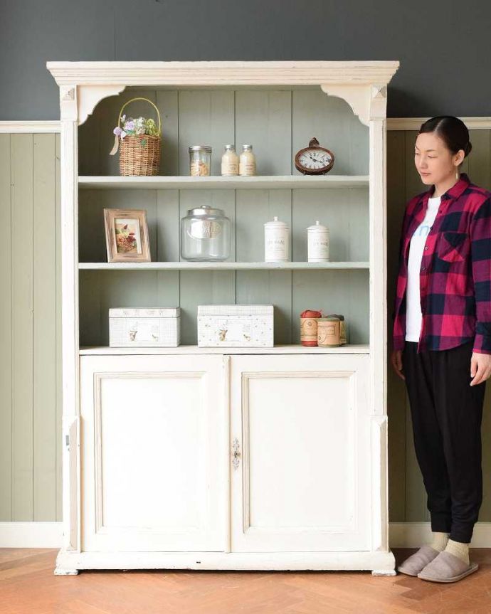 アンティークのキャビネット　アンティーク家具　とっても可愛いフランス色、アンティークのペイントキャビネット。お部屋をパッと華やかにしてくれるペイントの本棚背の高いフランスらしいペイントの家具。(z-088-f)